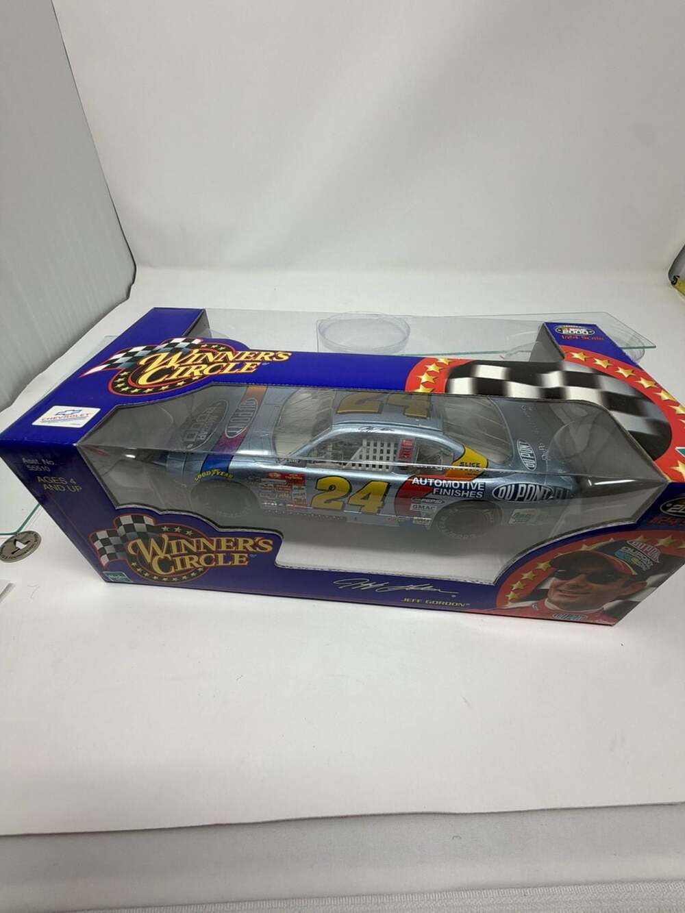 Winner's Circle Jeff Gordon #24 DuPont Automotive Finishes 2000 NASCAR 1:24 Scal - Picture 7 of 7